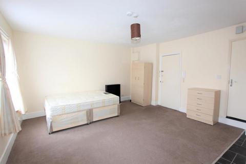 Studio to rent, Hornsey Road, London N19