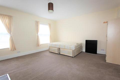 Studio to rent, Hornsey Road, London N19