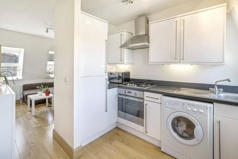 Studio to rent, High Road, London, N2