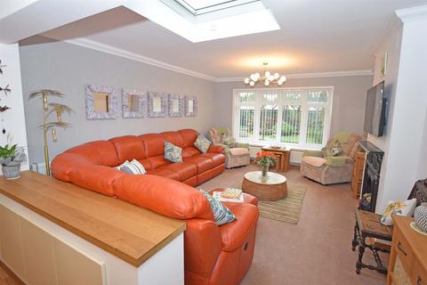 3 bedroom semi-detached bungalow for sale, St. Margarets Drive, Gillingham