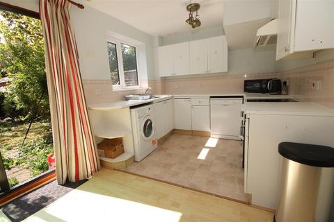 4 bedroom terraced house to rent, Hollow Close, Guildford