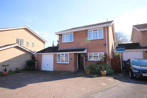 4 bedroom house to rent, Bridgehill Close, Guildford