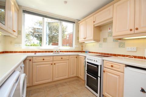 3 bedroom house to rent, Windsor Close, Guildford