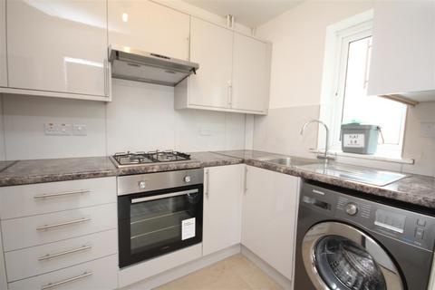 4 bedroom flat to rent, Madrid Road, Guildford