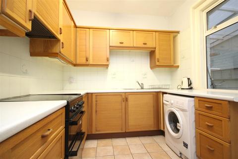 4 bedroom house to rent, Deerbarn Road, Guildford