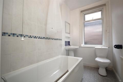 4 bedroom house to rent, Deerbarn Road, Guildford