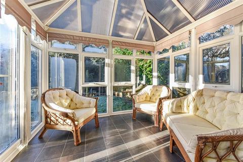 1 Hawkshaw Close, Liphook, GU30 7DF