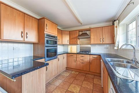 1 Hawkshaw Close, Liphook, GU30 7DF