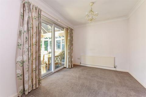 1 Hawkshaw Close, Liphook, GU30 7DF