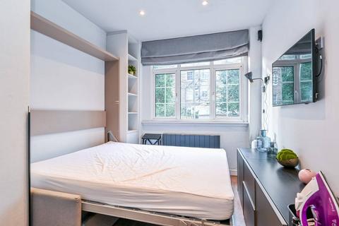 Studio to rent, Oakley Square, Camden, London, NW1