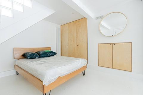 64a King Henrys Walk, London, N1 4NJ