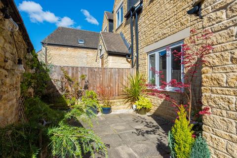 2 bedroom semi-detached house to rent, High Street, Witney, Oxfordshire, OX28