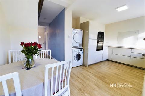 45 Devon Way, Chessington, KT9 2RH