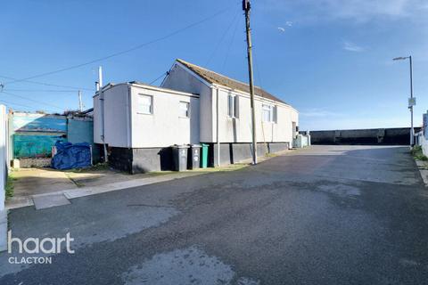 18 Brooklands, Jaywick, Clacton-on-sea, CO15 2JS