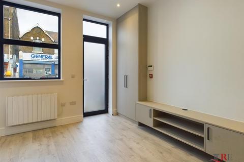 Studio to rent, Harrow Road, Kensal Green, London, NW10