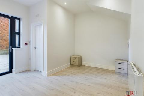 Studio to rent, Harrow Road, Kensal Green, London, NW10