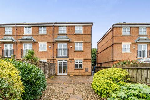 5 Highlands, Farnham Common, Slough, SL2 3JR