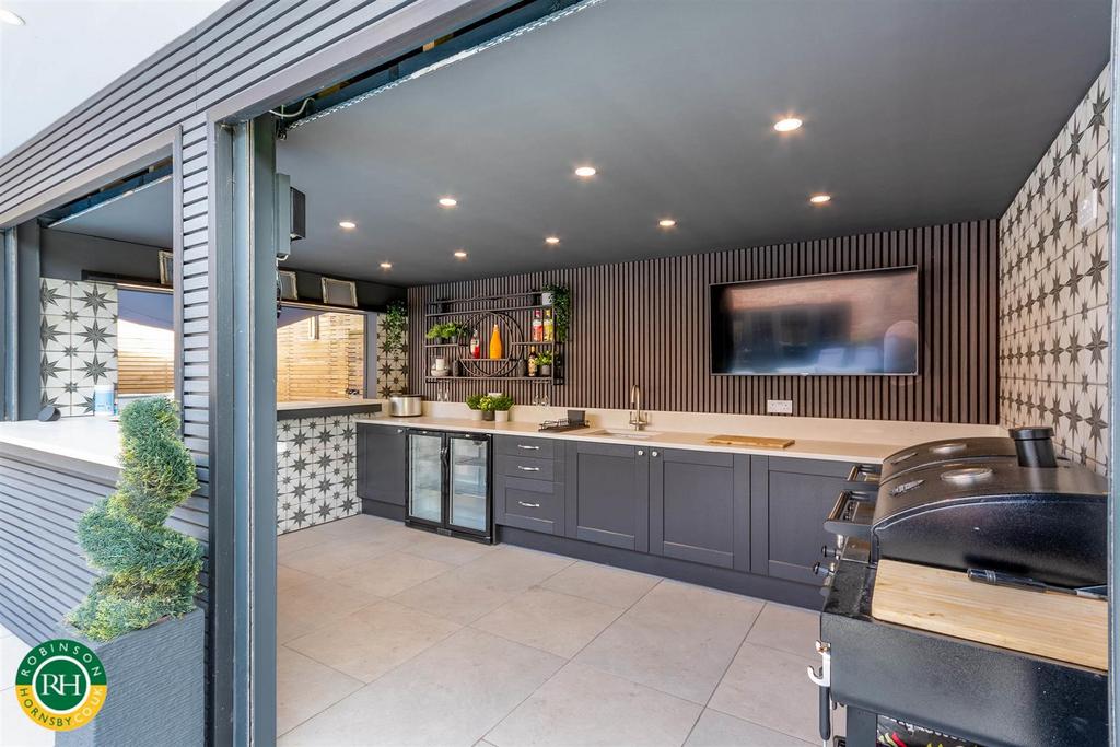 Outside kitchen / entertaining