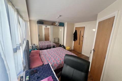 1 bedroom in a house share to rent, The Avenue, Wembley