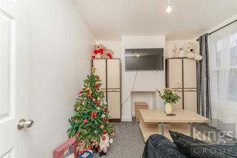 2 bedroom flat for sale, Hitcham Road, London, E17 8HL