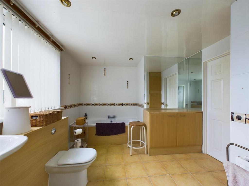 Ensuite 2.jpg