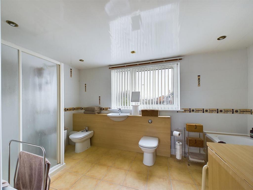 Ensuite 1.jpg