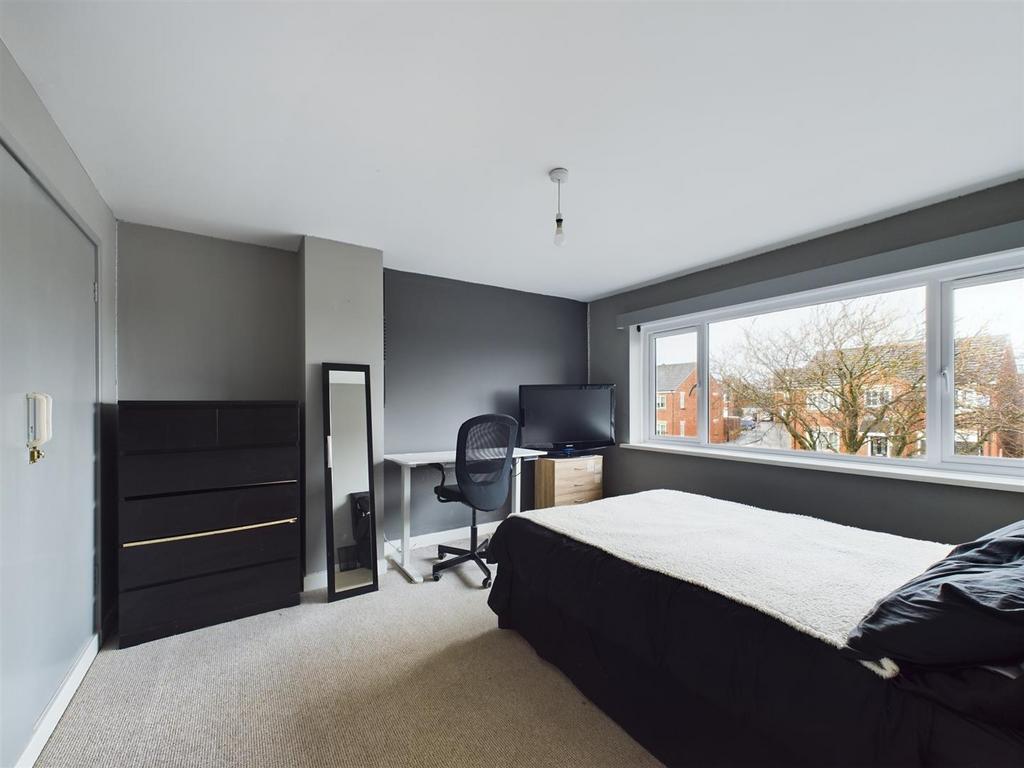 Bed 2.jpg