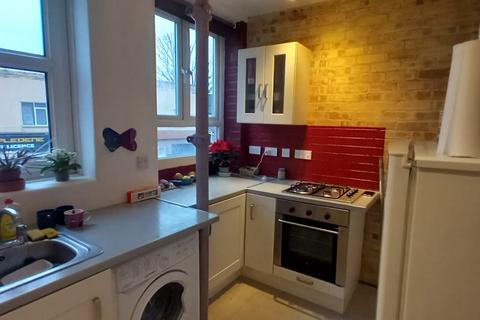 Studio to rent, Mapledene Road, London E8