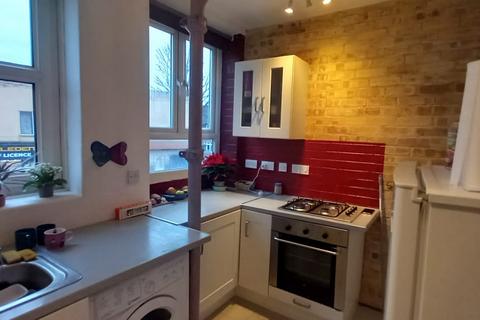 Studio to rent, Mapledene Road, London E8