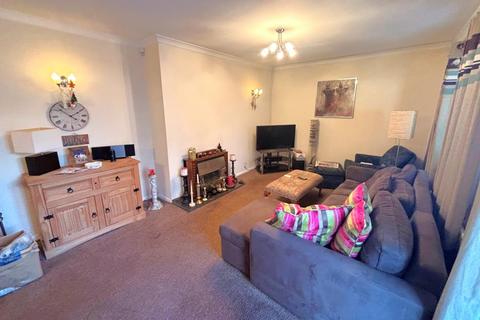 2 bedroom detached bungalow to rent, Egley Drive, Woking GU22