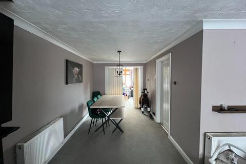 3 bedroom semi-detached house to rent, Bletchley