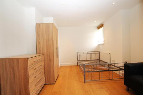 Studio to rent, Quayside House, Abbey Road, Barking