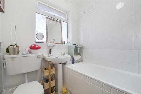 2 bedroom maisonette to rent, Braemar Avenue, London