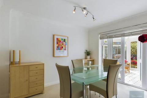 27 Salter Close, Trowbridge, BA14 7TD