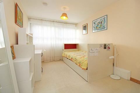 2 bedroom flat to rent, Trinity Way, London W3