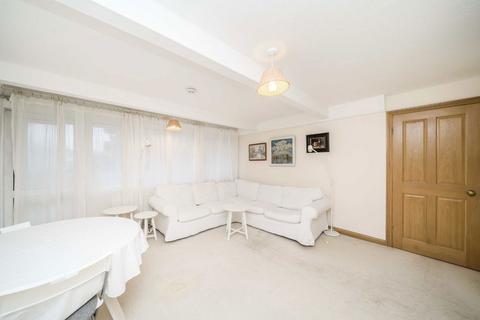 2 bedroom flat to rent, Trinity Way, London W3