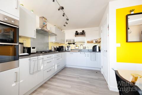 3 bedroom semi-detached house for sale, Fullbrook Avenue, Reading RG7