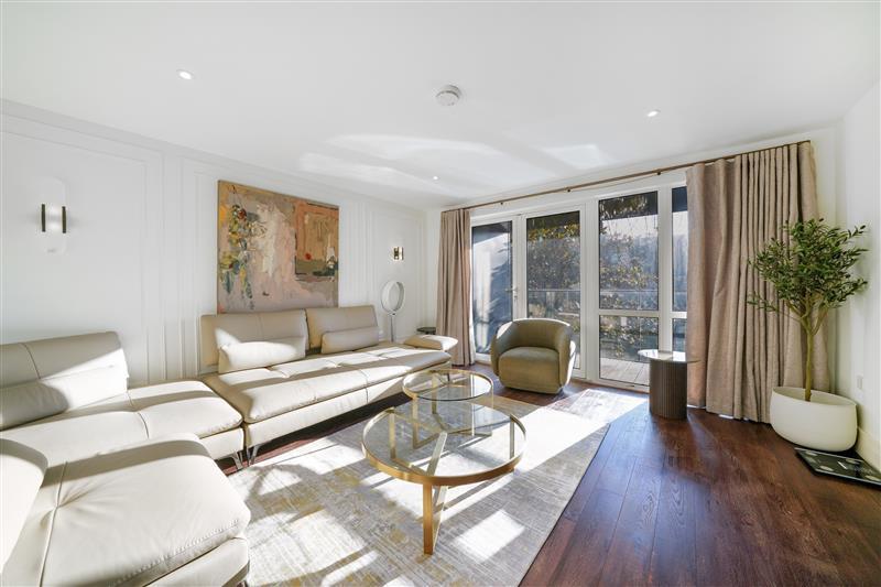 2 Sir Alexander Close - l A2o6p4c61z Le Yt Bd Hm E.jpg