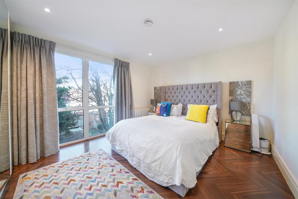 2 Sir Alexander Close - TVd6 SIQ8p I6i KZFw5 Es U.jpg