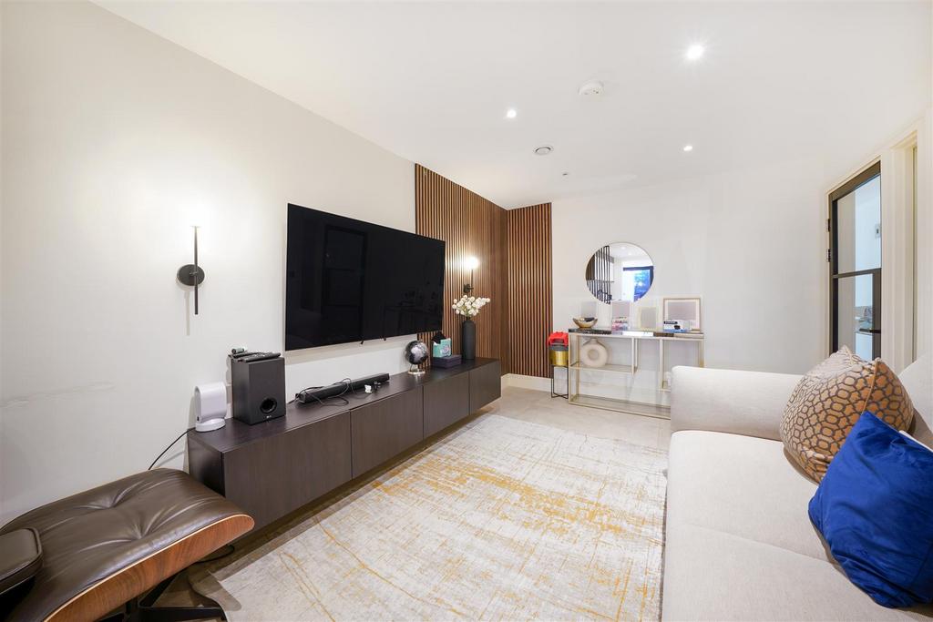 2 Sir Alexander Close - Kir FYOEPv9be RBu ME9 Fr.jpg