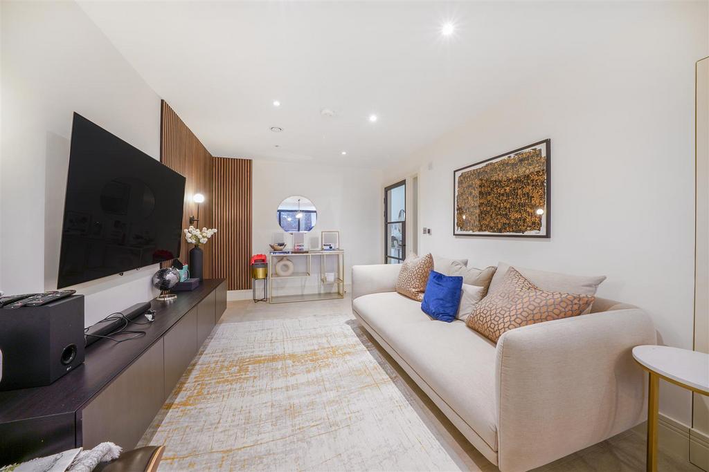 2 Sir Alexander Close - AFMLxivj SYe CM18k BVc J.jpg