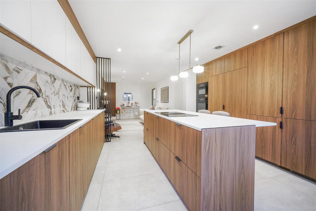 2 Sir Alexander Close - q OSGM75xrz AVYq9 QHSMQ.jpg