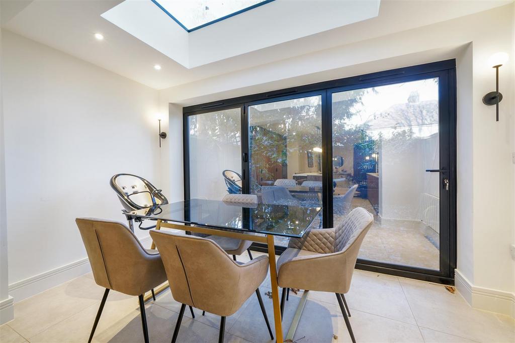 2 Sir Alexander Close - 0 Pmsh3 F81 Ua Uo2bi Puob.jpg