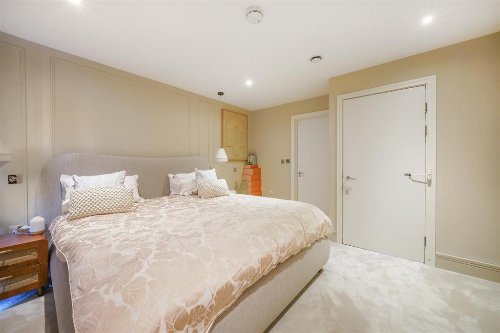 2 Sir Alexander Close - C2z6 Dhk Vijfs R6p9 Tdsx.jpg
