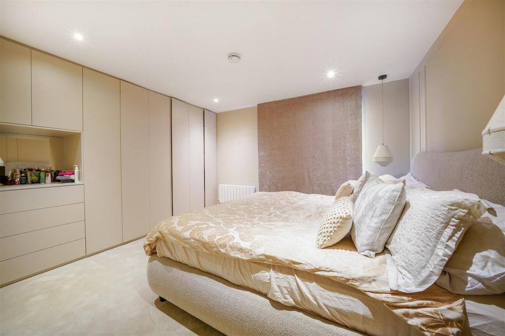 2 Sir Alexander Close - 2c Me Jdk0g RAz AYEit33t.jpg