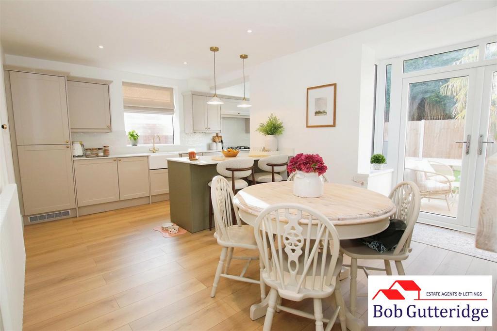 Open plan fitted kitchen/dining room