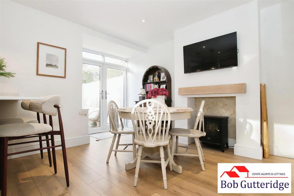 Open plan fitted kitchen/dining room