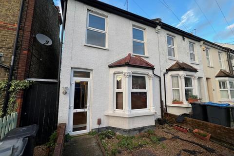 2 bedroom end of terrace house to rent, Newark Road, South Croydon