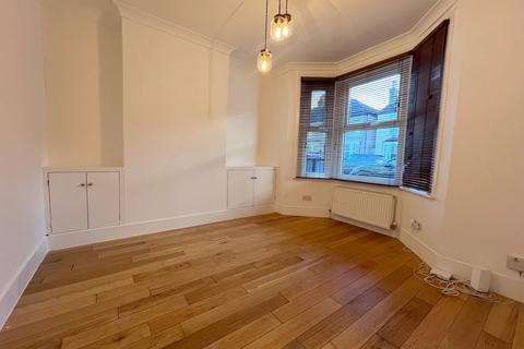 2 bedroom end of terrace house to rent, Newark Road, South Croydon