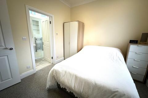 1 bedroom flat to rent, Margravine Gardens, Barons Court, London